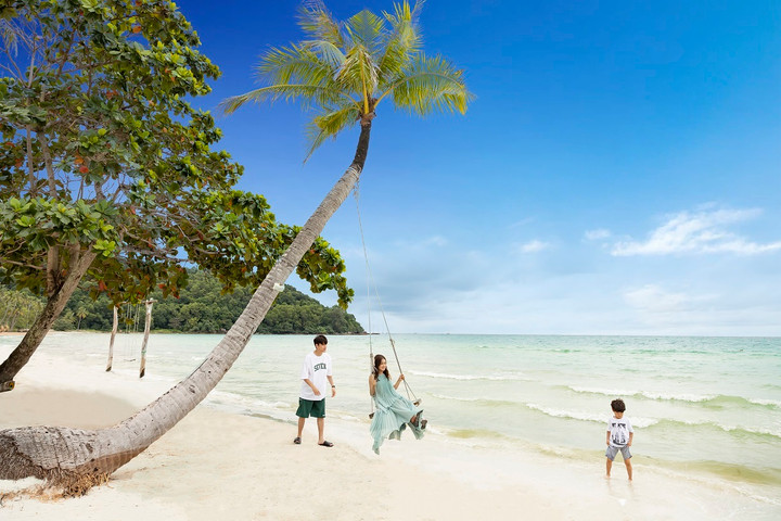 Phú Quốc sở hữu những bãi biển đẹp say đắm lòng người như Bãi Kem, Bãi Sao, Bãi Trào… và khí hậu ôn hòa, không khí trong lành.