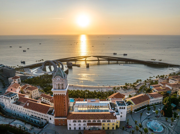 Thị trấn Hoàng hôn - vùng đất của tình yêu, nghệ thuật và lễ hội.