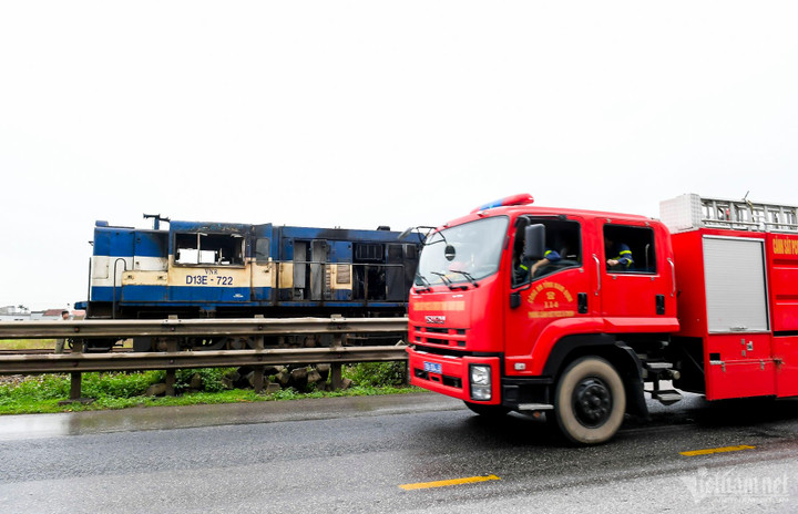 Hai xe chữa cháy được điều động đến hiện trường.