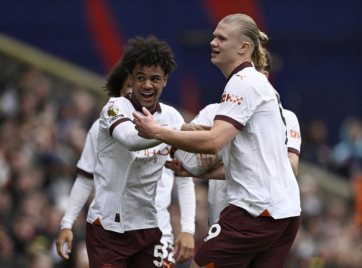 Bobbs và Haaland ăn mừng bàn thắng.