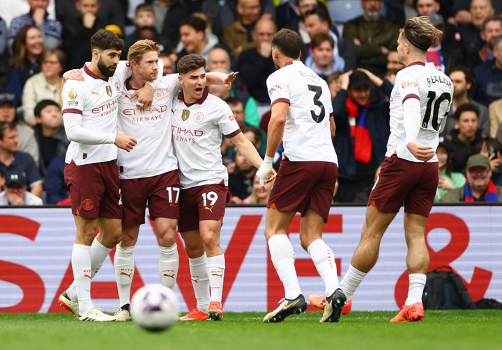 Man City ăn mừng bàn gỡ hoà 1-1.