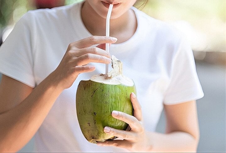 Nước dừa là thức uống phổ biến và được nhiều người yêu thích.