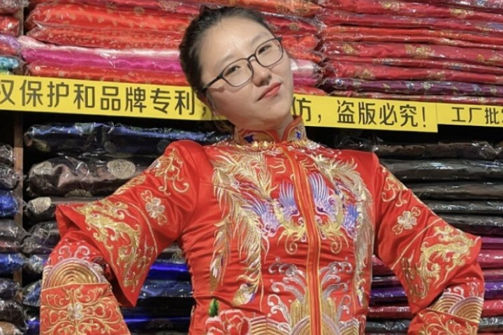 Một người làm công việc thử quần áo tang lễ.