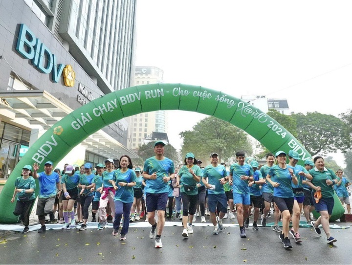 Các vận động viên xuất phát tham gia Giải chạy “BIDVRUN - Cho cuộc sống Xanh” năm 2024.