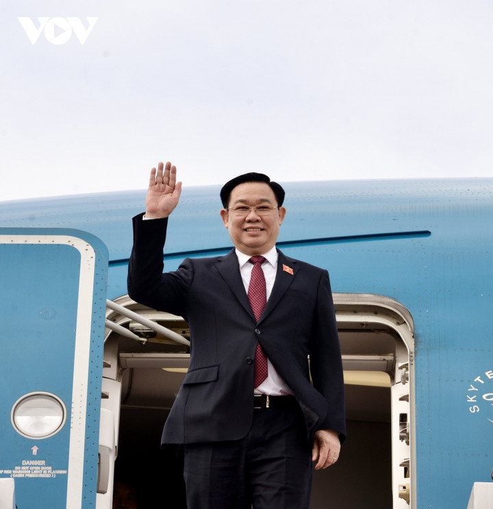 Chủ tịch Quốc hội Vương Đình Huệ đến Thủ đô Bắc Kinh.