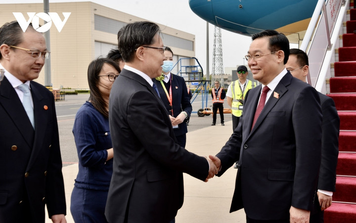 Lễ đón Chủ tịch Quốc hội Vương Đình Huệ tại sân bay.