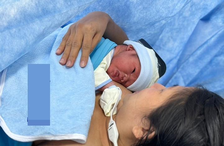 Một phụ nữ làm mẹ ở tuổi 43 sau ba chu kỳ gom trứng để thụ tinh ống nghiệm. (Ảnh minh họa: BVCC)