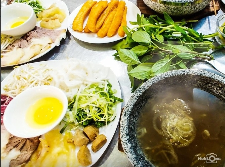 Phở thố đá Trịnh Hà Nội trên đường Tô Hiệu. (Ảnh: Hữu Long)