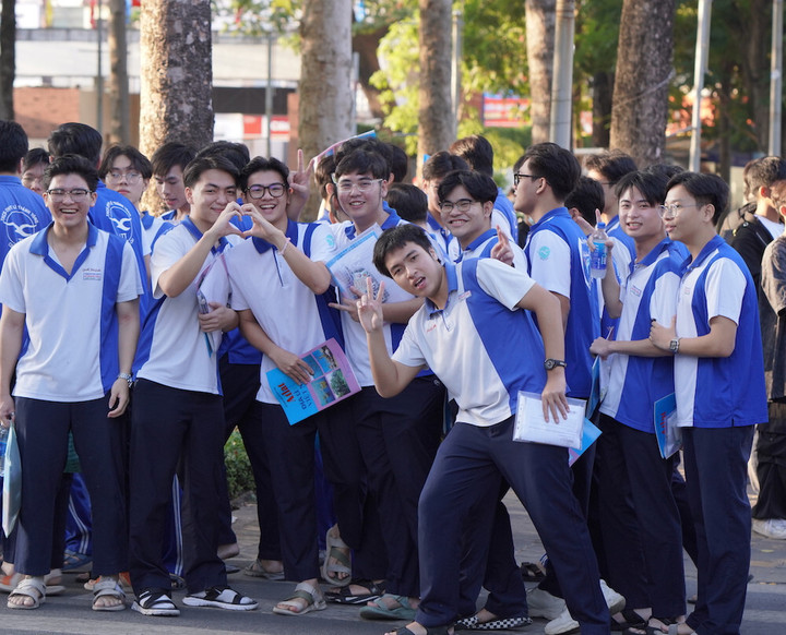 Thí sinh dự thi tại điểm thi Trường ĐH Sư phạm Kỹ thuật TP.HCM trước giờ thi. (Ảnh: Lê Tiên)