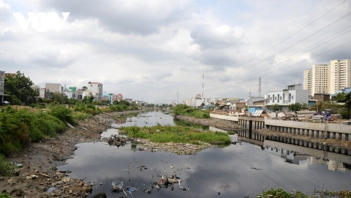 Thiếu cát san lấp khiến dự án cải tạo kênh Tham Lương - Bến Cát - rạch Nước Lên đang nguy cơ chậm tiến độ.