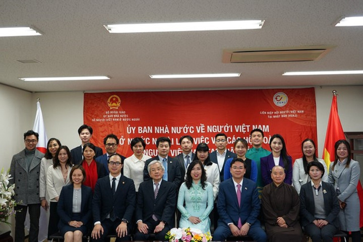 Thứ trưởng Bộ Ngoại giao Lê Thị Thu Hằng và Đại sứ Việt Nam tại Nhật Bản Phạm Quang Hiệu, cùng Hội đoàn người Việt Nam tại Nhật Bản