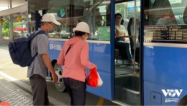 Khách đông nhưng xe buýt vẫn ế. (Ảnh minh họa: Nguyễn Sử/VOVGT)