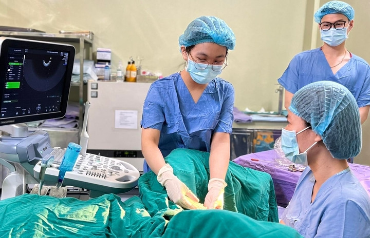 Bác sĩ làm thủ thuật giúp phụ nữ xin tinh trùng làm mẹ đơn thân tại Bệnh viện Đại học Y Hà Nội. (Ảnh: Như Loan)