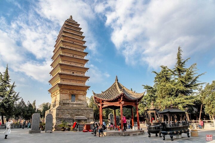 Các công trình chính của chùa Bạch Mã là một tổ hợp rất lớn được xây dựng lại và mở rộng dưới triều Minh (1368 - 1644) và triều Thanh (1644 - 1912). Những tòa nhà này được trùng tu lại vào những năm 1950, và một lần nữa tháng 3/1973 sau cuộc Cách mạng Văn hóa ở Trung Quốc.