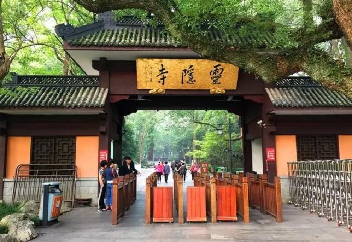 Chùa Linh Ẩn nằm ở chân núi Linh Ẩn thuộc quận Tây Hồ (thành phố Hàng Châu, tỉnh Chiets Giang). Ngôi chùa uy nghi này tựa lưng vào ngọn núi Phi Lai nổi tiếng và hướng mặt ra Tây Hồ thơ mộng.