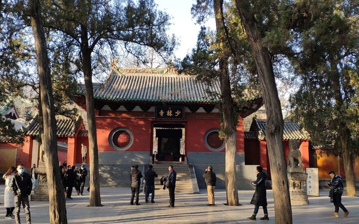 Thiếu Lâm Tự tọa lạc trên núi Tung Sơn hùng vĩ ở thành phố Đăng Phong của tỉnh Hà Nam (Trung Quốc). Chùa được xây dựng vào năm 495, dưới triều Bắc Ngụy, với bề dày lịch sử hơn 1.500 năm.