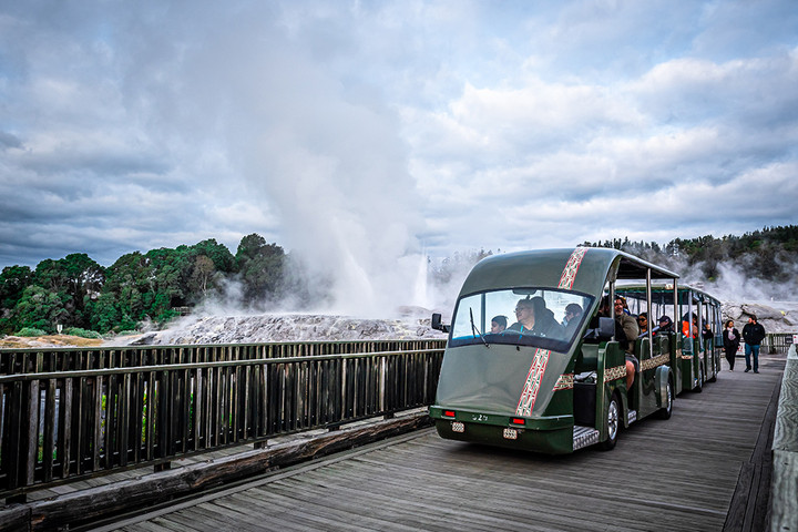 Du khách hào hứng tham quan công viên Kuirau - Ảnh: Rotoruanz