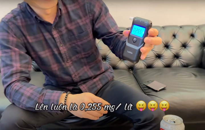 Sử dụng thử máy đo nồng độ cồn Xiaomi Lydsto HD-JJCSY01. (Ảnh chụp màn hình Youtube/DISCOVER APPLE)