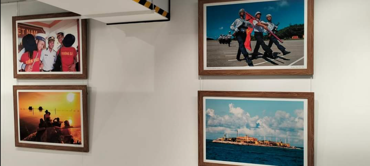 Nhiều tranh, ảnh về biển đảo được trưng bài tại sự kiện.