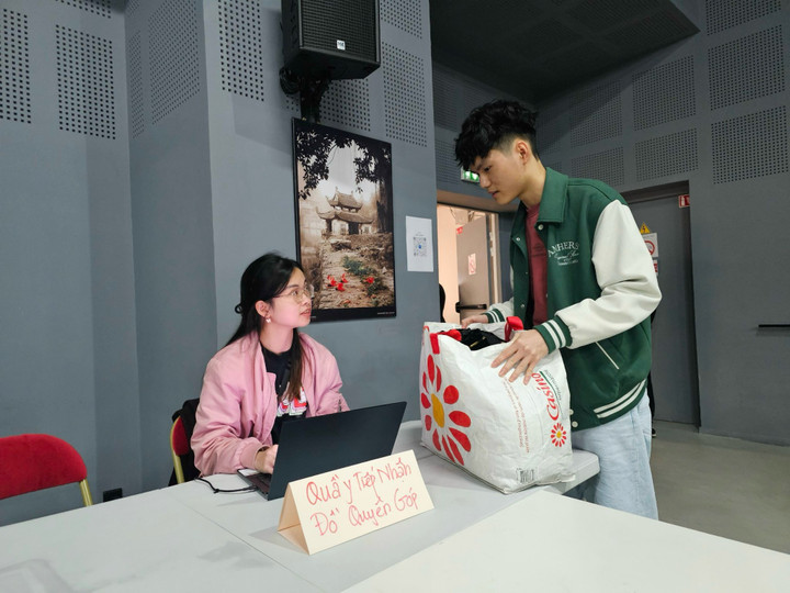 Tại sự kiện, các bạn thanh niên, sinh viên quyên góp vật dụng cũ (áo quần, sách, giày, đèn học….) còn sử dụng được để bán với những mức giá hợp lý. Toàn bộ số tiền thu được sẽ được Hội Sinh viên Việt Nam tại Pháp trao tặng cho quỹ biển đảo Hoàng Sa - Trường Sa.