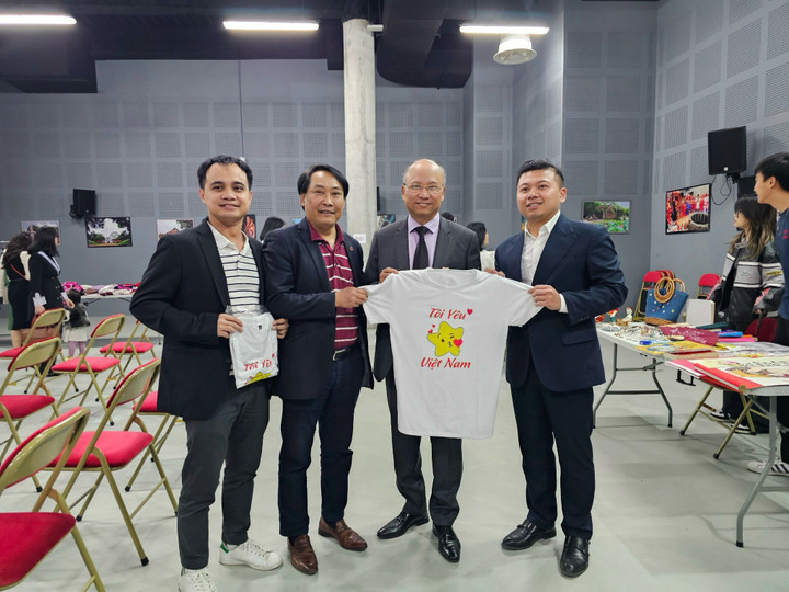 Cũng tại chương trình, lãnh đạo Sứ quán Việt Nam tại Pháp và Hội Sinh viên Việt Nam tại Pháp cùng tham gia ký tên mình lên áo “Tôi yêu Việt Nam”, Hội sẽ trao món quà ý nghĩa tinh thần này đến phòng lưu niệm truyền thống tại Trường Sa.