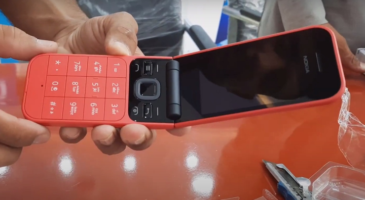 Chiếc điện thoại được nhân vật sử dụng (Ảnh: YouTube).