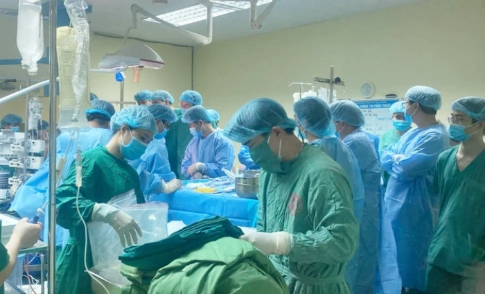 Các bác sĩ lấy tạng hiến tại Bệnh viện Việt Nam-Thụy Điển Uông Bí, tỉnh Quảng Ninh.