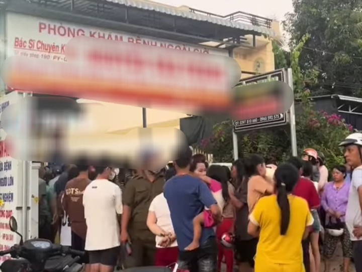 Người dân và gia đình nạn nhân tập trung trước phòng khám sau khi sự việc xảy ra. (Ảnh: L.K)