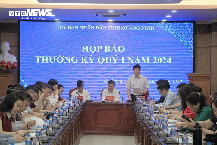 Lãnh đạo UBND TP Hạ Long thông tin về Carnaval tại buổi họp báo.