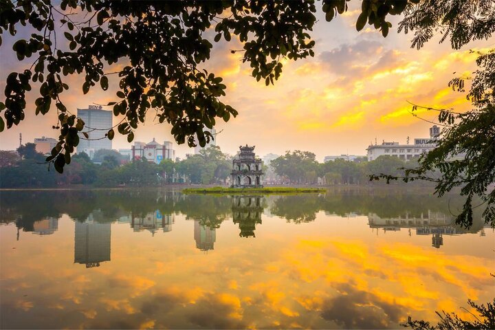 Hoàng hôn Hồ Gươm. (Ảnh: Local Vietnam)