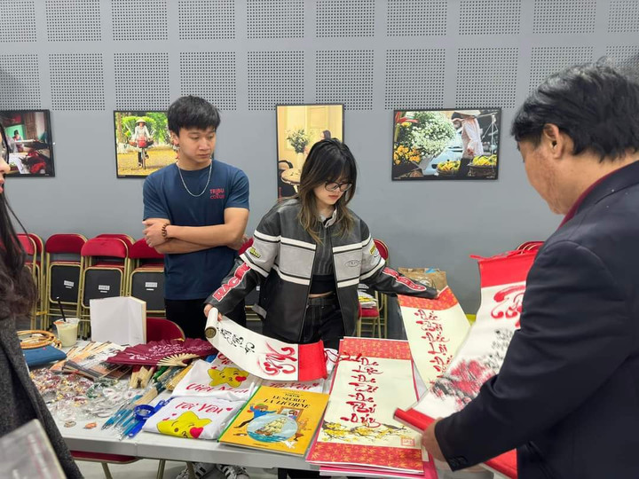 Một số hình ảnh tại phiên chợ đồ cũ nhằm gây quỹ "Vì biển đảo thân yêu".