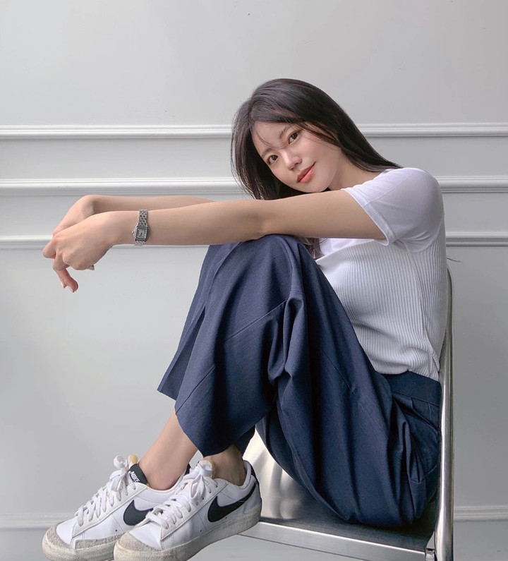 Giày sneaker trắng đảm bảo sự tinh tế và cân đối cho mọi bộ trang phục.