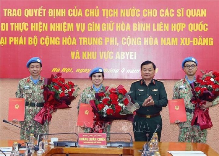 Thượng tướng Hoàng Xuân Chiến, Thứ trưởng Bộ Quốc phòng trao Quyết định của Chủ tịch nước cho các sĩ quan đi thực hiện nhiệm vụ gìn giữ hòa bình Liên Hợp Quốc. (Ảnh: Trọng Đức/TTXVN)