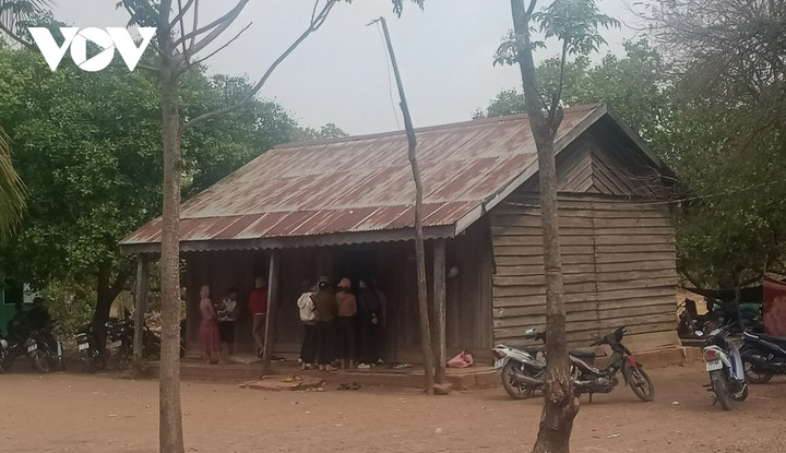 Bà con trong buôn tới thăm hỏi khi biết em H. B. A. tử vong.