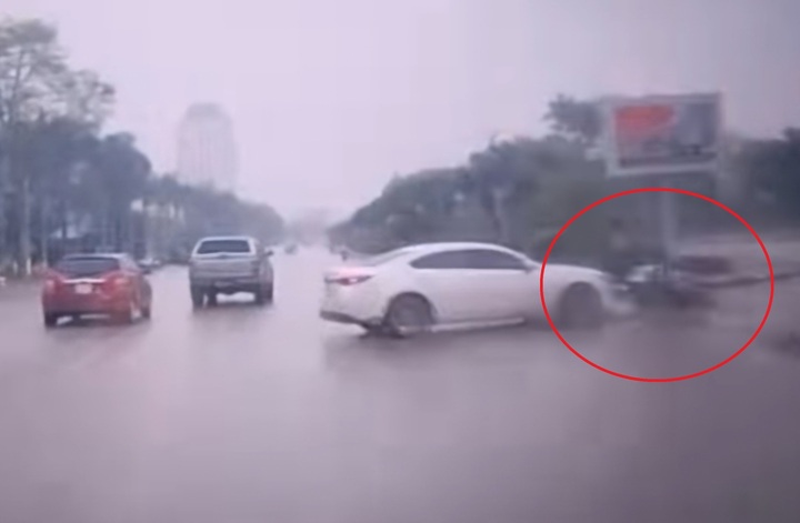 Tài xế ô tô rời khỏi hiện trường sau khi đâm trúng xe máy khiến 2 mẹ con bị thương.