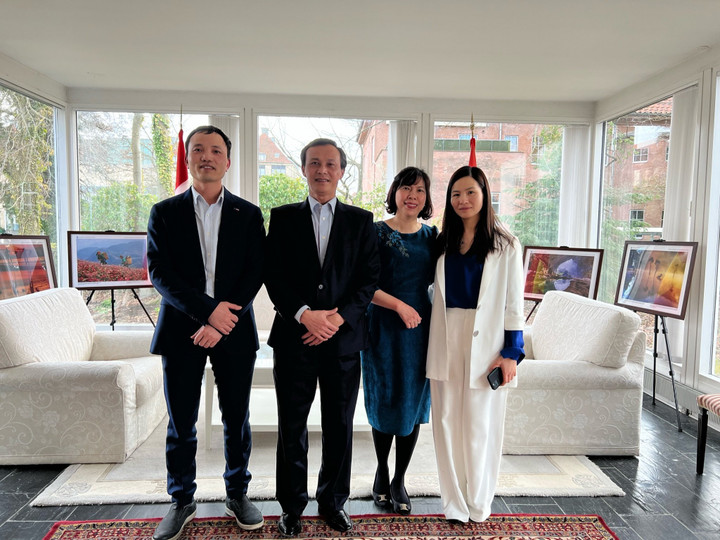 Vợ chồng chị Hiền chụp ảnh lưu niệm cùng vợ chồng Đại sứ Lương Thanh Nghị tại Đại Sứ quán Việt Nam ở Đan Mạch.