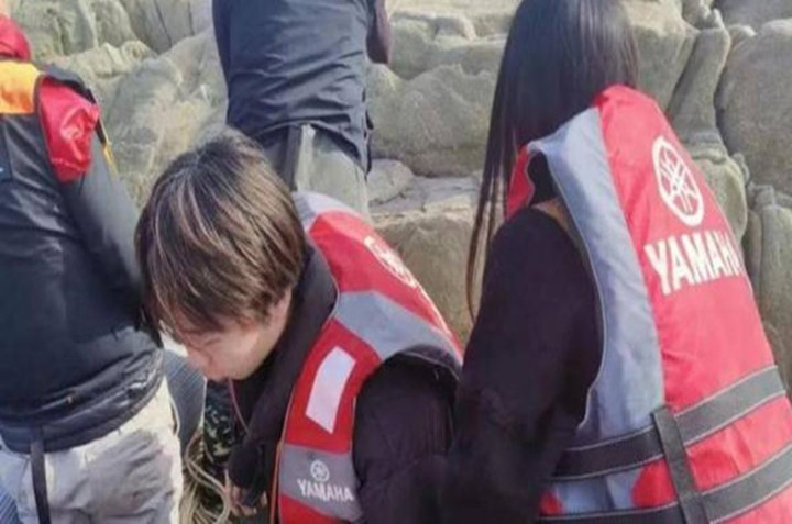 Cặp đôi vẫn còn run rẩy sợ hãi sau khi được đưa về bờ an toàn.