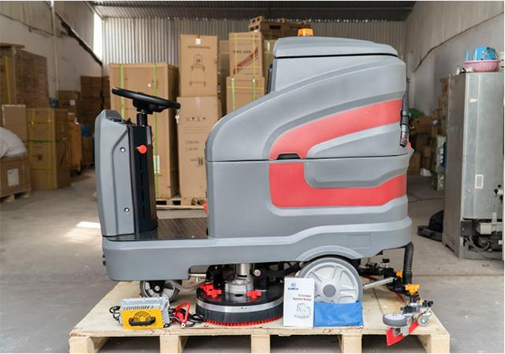 Khoang lái rộng rãi trên Kumisai KMS 138.