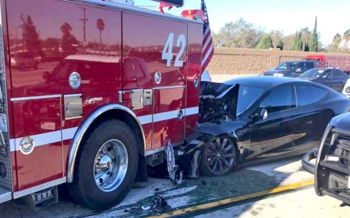 Xe Tesla liên tục đâm vào xe cứu hộ khi các xe này đang làm nhiệm vụ. (Ảnh: Autoweek).