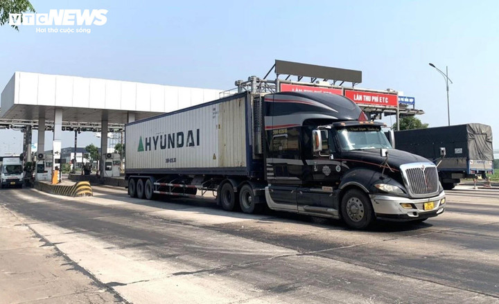 Các loại phương tiện bị cấm lên cao tốc Cam Lộ - La Sơn buộc phải đi xuống Quốc lộ 1A và thực hiện dừng đóng phí BOT tại 3 trạm thu phí (1 ở Quảng Trị và 2 ở Thừa Thiên - Huế).
