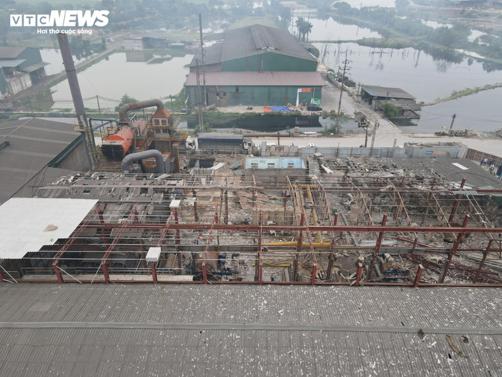 Hiện trường vụ nổ tan hoang, mái che vỡ nát.