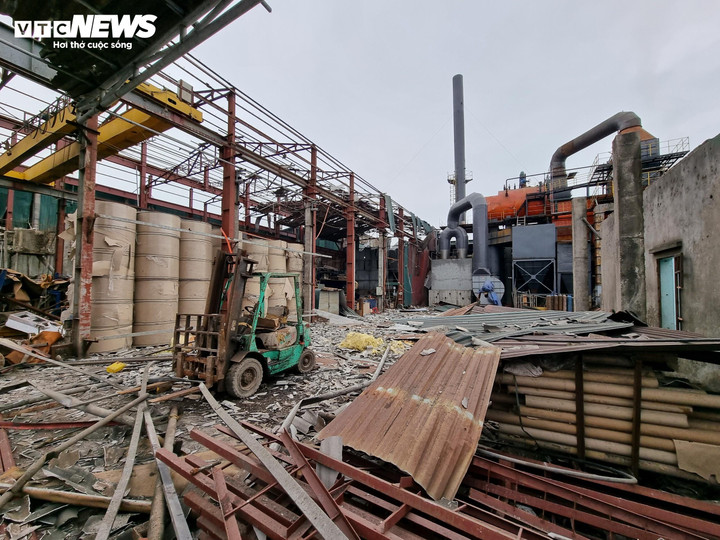 Ông Nguyễn Sỹ Tiền (bảo vệ nhà máy bên cạnh Công ty cổ phần giấy Hưng Lợi) chia sẻ, khi nghe thấy tiếng nổ, ông chưa biết việc gì xảy ra, chỉ thấy nhà rung chuyển, cửa kính vỡ, mảnh mái xi măng văng xa.