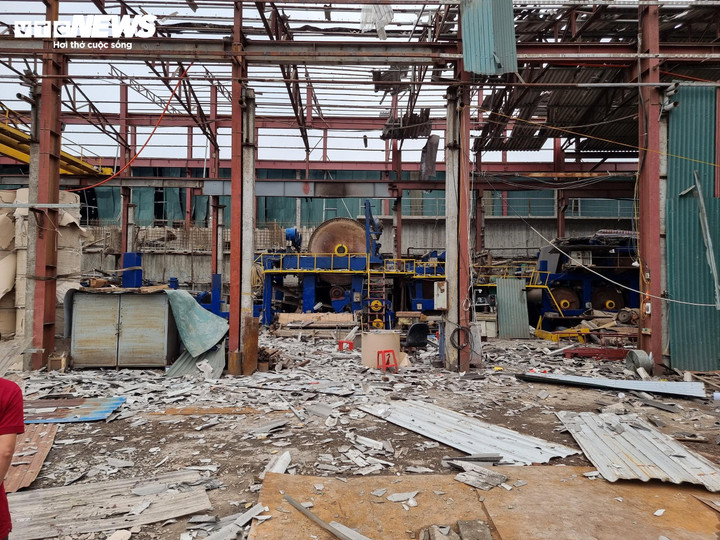 Vụ nổ khiến nhiều thiết bị, máy móc của nhà máy bị hư hỏng.