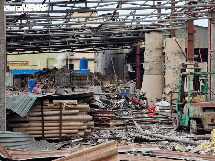 Hiện trường vụ nổ tan hoang, trần nhà và mái che vỡ nát.