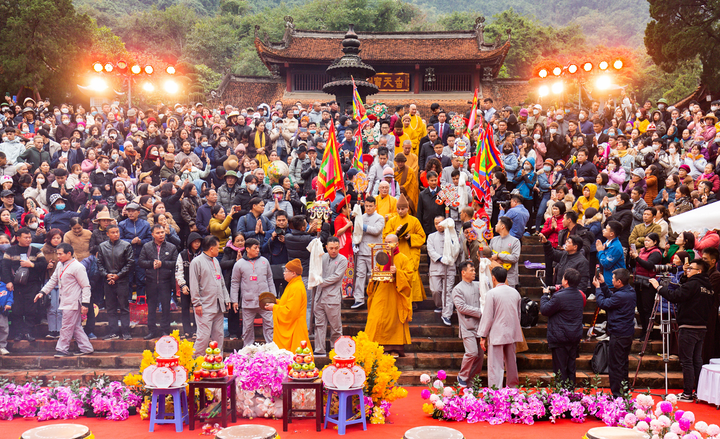 Không chỉ có thiên nhiên trong lành, cảnh quan hấp dẫn mà chùa Hương còn là điểm du lịch tâm linh hàng đầu tại Việt Nam.