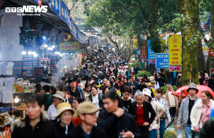 Bậc lên xuống của chùa Thiên Trù đông kín người vào dâng hương.