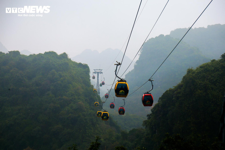 Để đến được động Hương Tích, bạn sẽ có hai sự lựa chọn đó là đi bộ/trekking hoặc di chuyển bằng cáp treo. (Ảnh: Ngô Nhung)