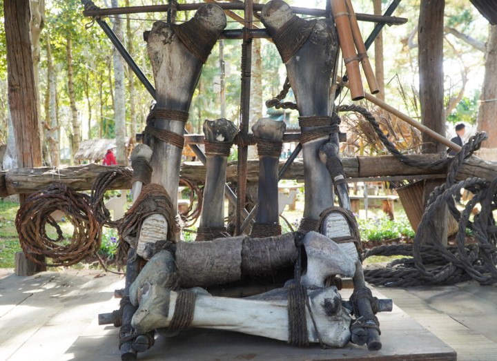 Bộ ghế xương voi độc nhất của vua voi Tây Nguyên.