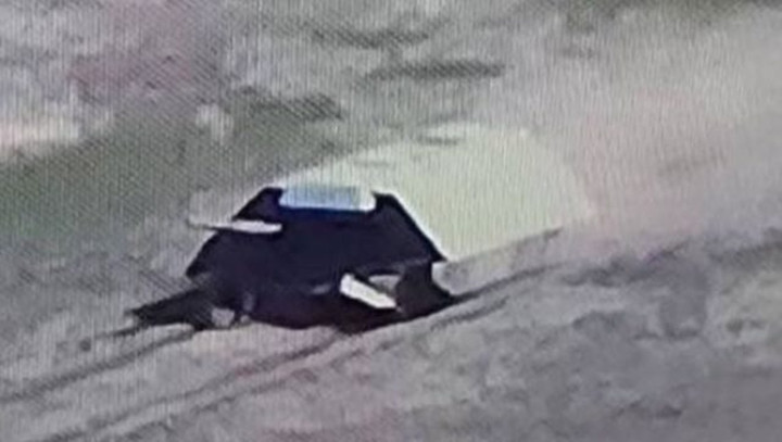 Hình ảnh được cắt từ video, cho thấy một chiếc xe tăng Nga được bọc lớp giáp đặc biệt.