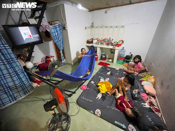 Cả 5 mẹ con chị Chi ở trong căn phòng trọ chật hẹp ở Quận 7. (Ảnh: Khoa Nam)